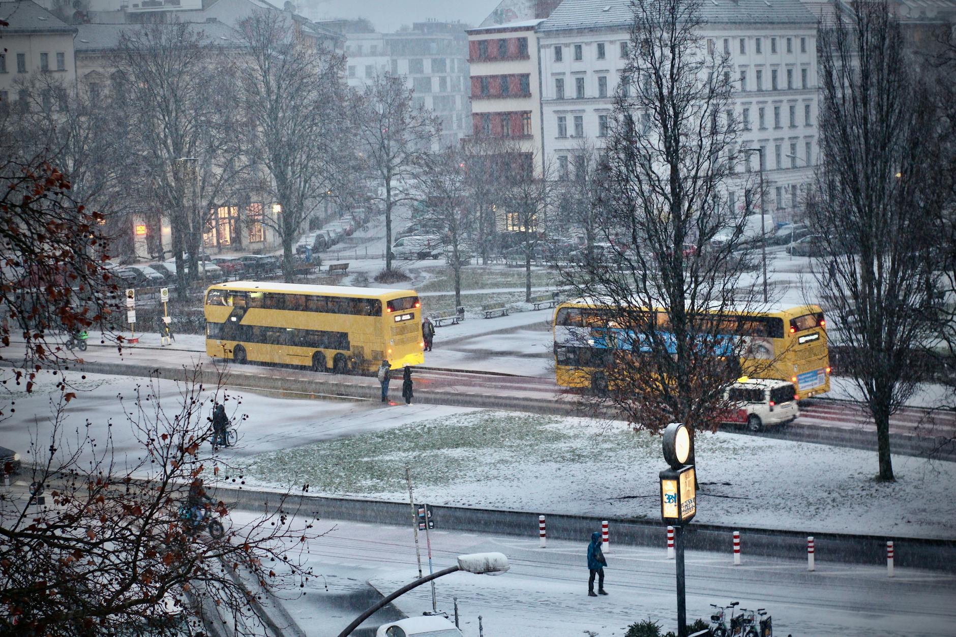 Hier ein Foto aus dem verschneiten Kreuzberg – die Straßen in Weiß, doch Vorsicht: Es kann rutschig sein!