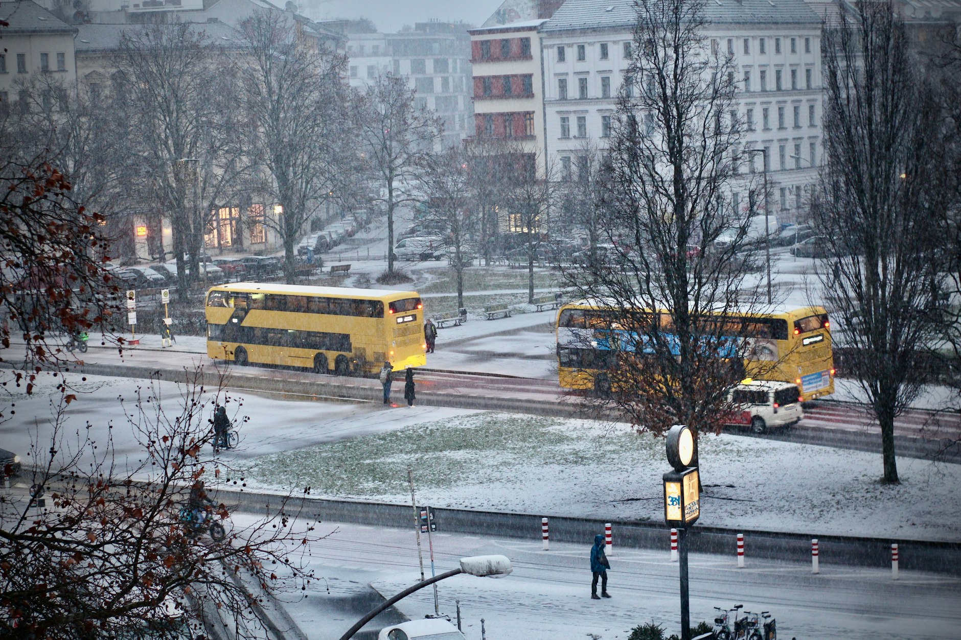 Hier ein Foto aus dem verschneiten Kreuzberg – die Straßen in Weiß, doch Vorsicht: Es kann rutschig sein!
