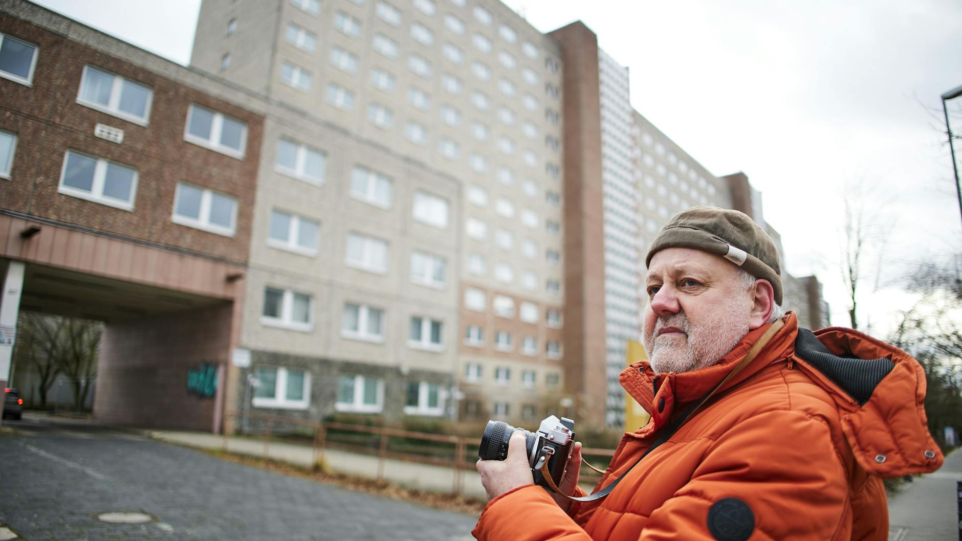 Ralf Drescher steht mit seiner Praktika-Kamera 35 Jahre nach dem Sturm auf die Stasi-Zentrale in der Ruschestraße in Berlin-Lichtenberg.