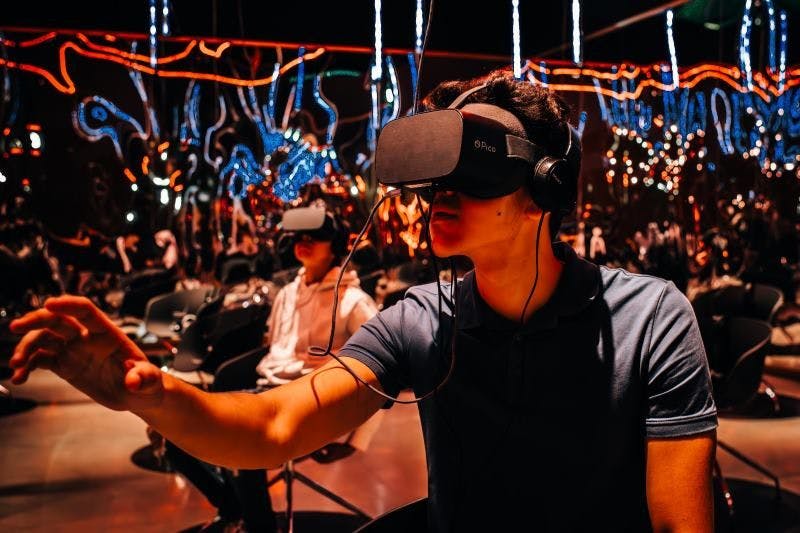 Dank <strong>Virtual Reality</strong> werden Sie auch die wichtigste Freizeitbeschäftigung der Pompejianer hautnah miterleben: Betreten Sie ein dicht besetztes Amphitheater, in dem ein gespanntes Publikum nur darauf wartet, Zeuge eines packenden Gladiatorenkampfes zu werden.
