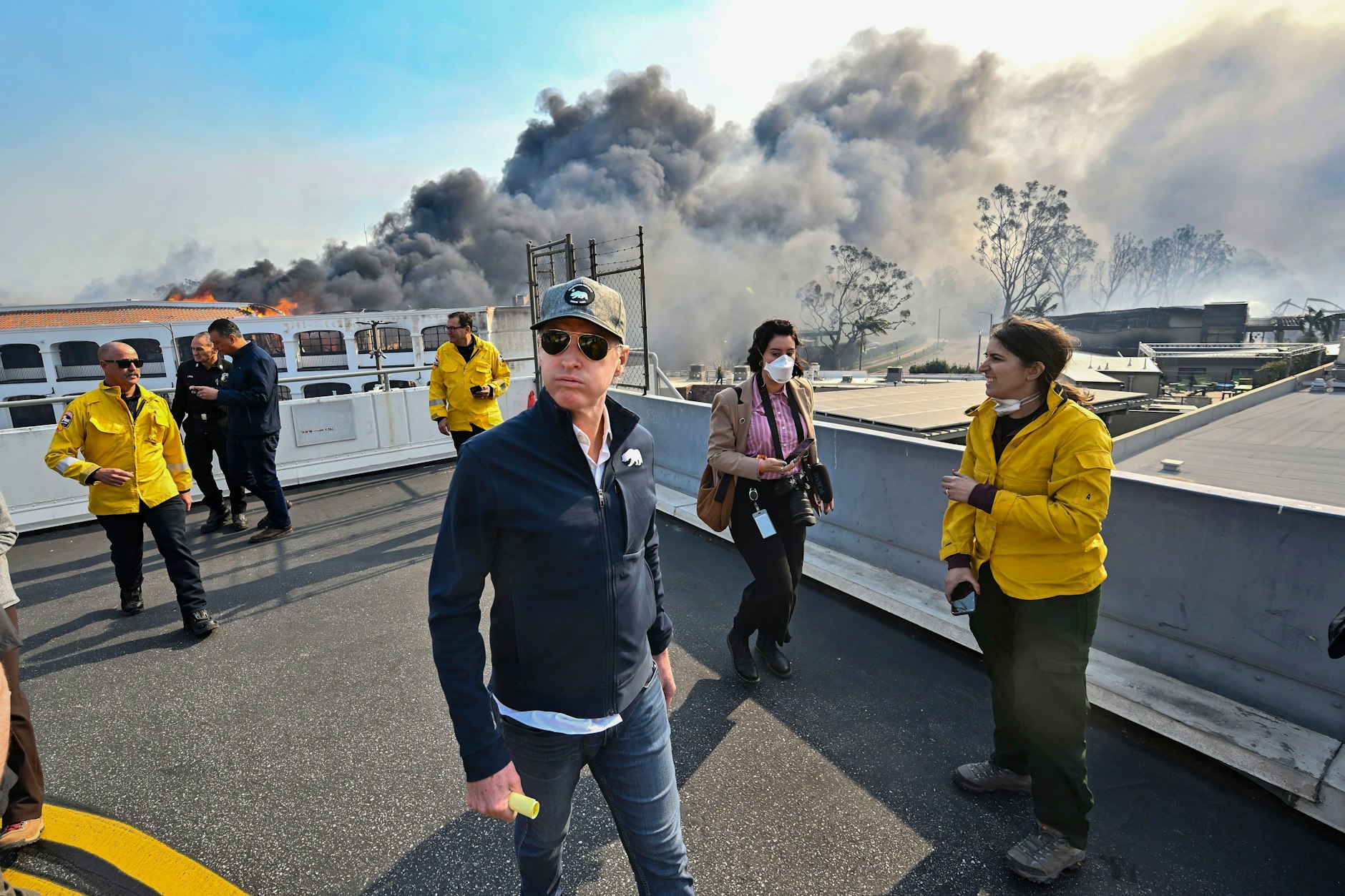 Der kalifornische Gouverneur Gavin Newsom bei einem Besuch in einem vom Palisades-Feuer betroffenen Gebiet.
