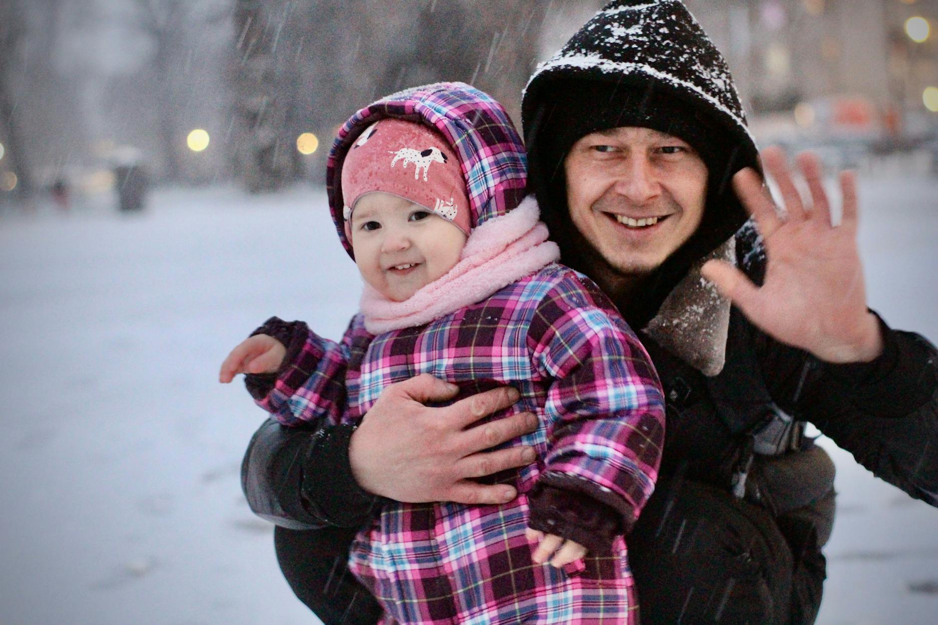 Alicia und Papa Michael spielen im Schnee.
