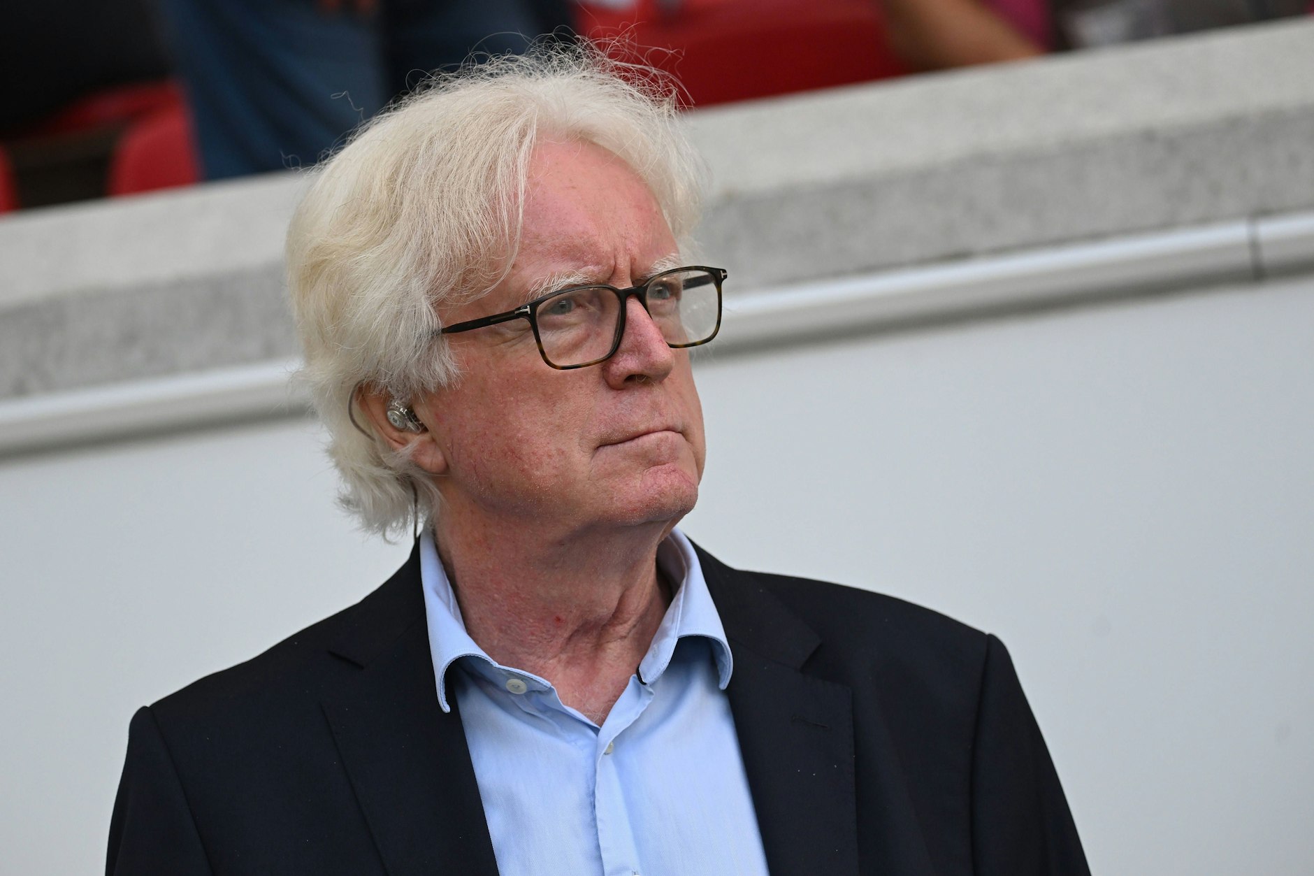 Winfried Schäfer trägt noch immer das Haar etwas länger und hat auch Dank der Brille voll den Durchblick.