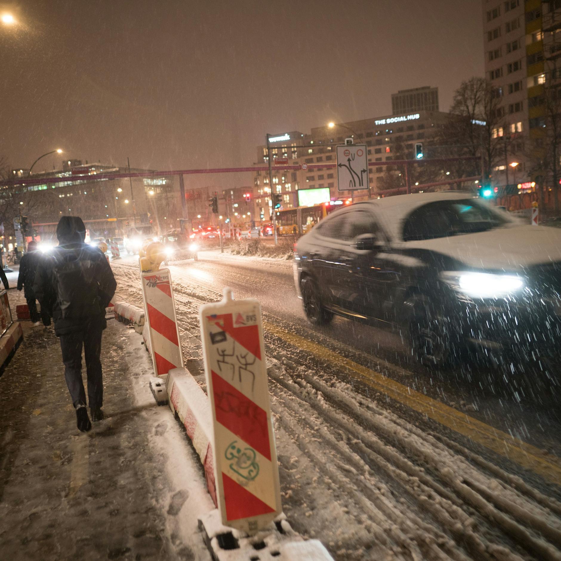 Schnee-Chaos in Berlin: Verkehr steht still, Bäume blockieren Gleise