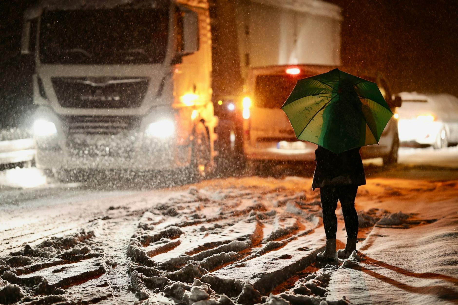 Fahrzeuge stecken auf der B81 zwischen Blankenburg und Hasselfelde auf spiegelglatter Fahrbahn fest.