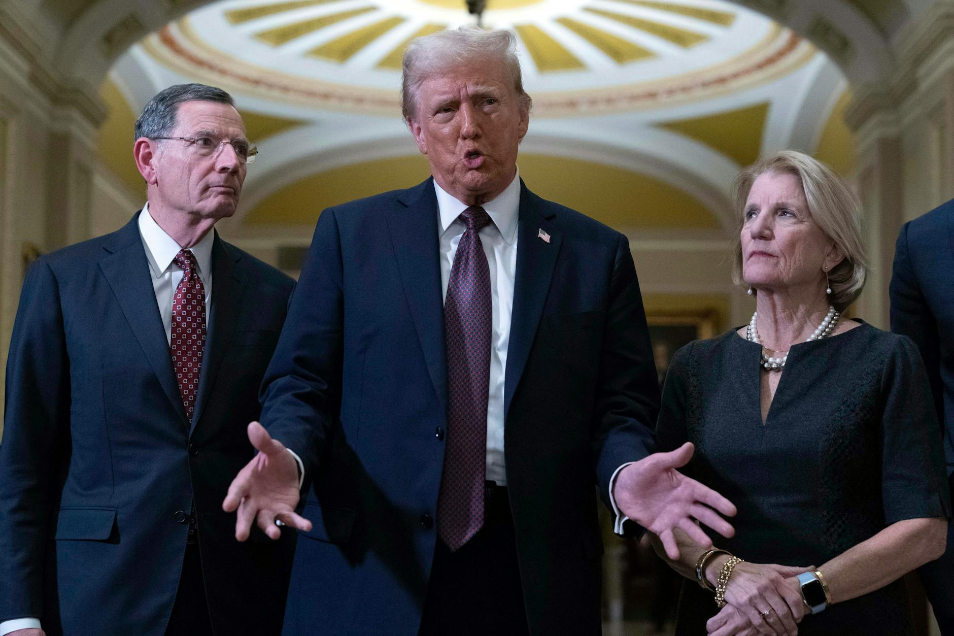 Der designierte US-Präsident Donald Trump, flankiert von Senator John Barrasso (l.) und Senatorin Shelley Moore Capito