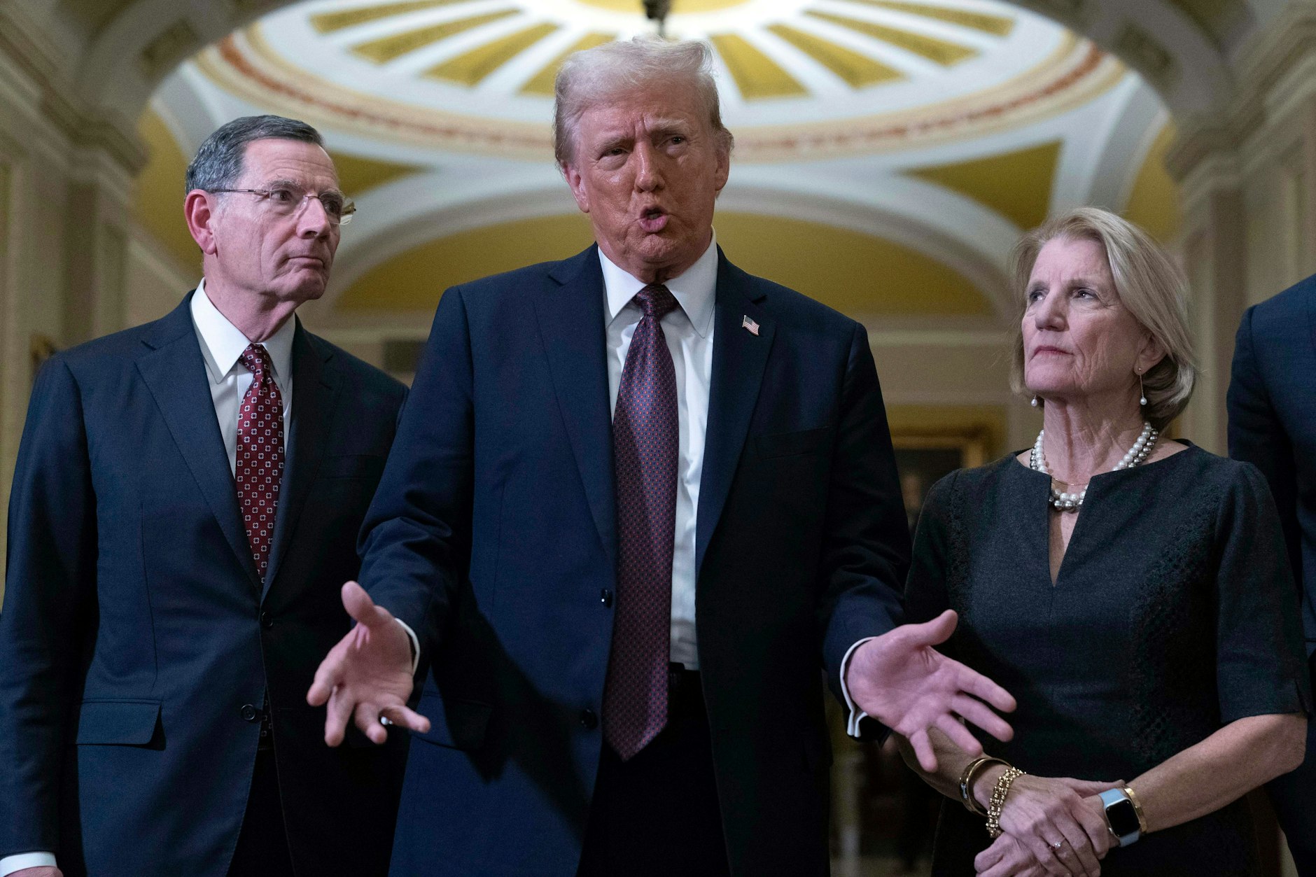 Der designierte US-Präsident Donald Trump, flankiert von Senator John Barrasso (l.) und Senatorin Shelley Moore Capito