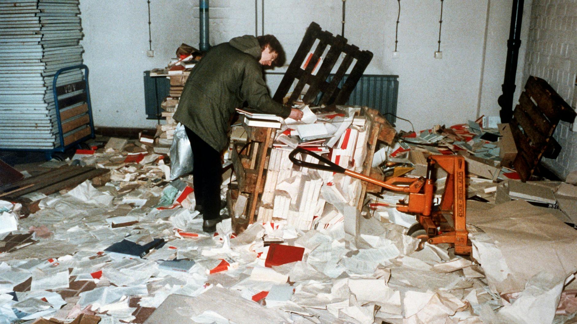 Das Foto zeigt das verwüstete ehemalige Amt für Nationale Sicherheit der DDR im Stadtteil Lichtenberg. Akten liegen auf den Fluren.