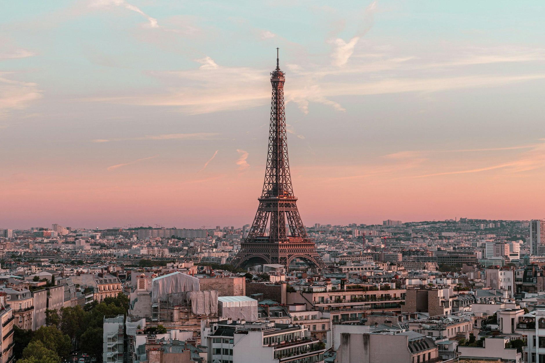 In Paris locken nicht nur berühmte Attraktionen wie der Eiffelturm Touristen an, sondern auch der Père Lachaise. Was hat es mit der Attraktion auf sich?