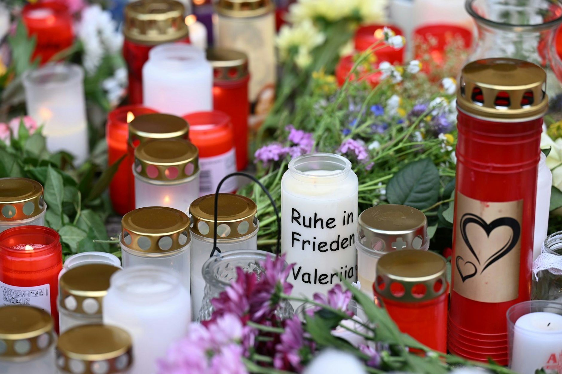 Kerzen stehen im Sommer 2024 zum Gedenken an die getötete Valeriia auf dem Obermarkt in Döbeln. Im vergangenen Jahr hatte der Mord an dem Mädchen für Entsetzen gesorgt.