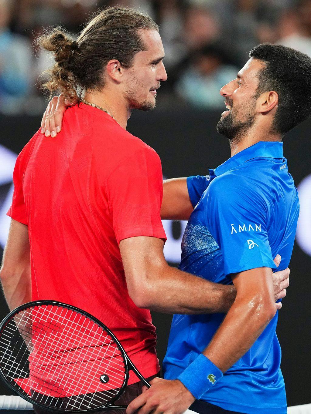 Alexander Zverev (l.) beglückwünschtNovak Djokovic nach einem Testspiel vor den Australian Open.