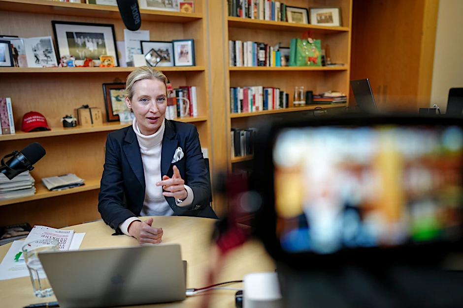Alice Weidel, Fraktionsvorsitzende, Parteivorsitzende und Kanzlerkandidatin der AfD, sitzt vor dem Live-Talk mit dem US-Milliardär Elon Musk auf der Plattform X an Mikrofonen und einem Laptop in ihrem Büro des Jakob-Kaiser-Hauses.
