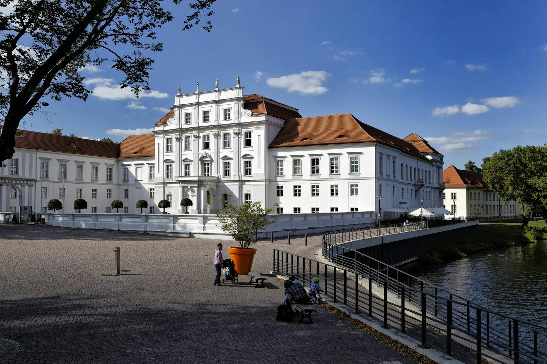 Frauen können im Schlossmuseum Oranienburg beim Speed-Dating teilnehmen.