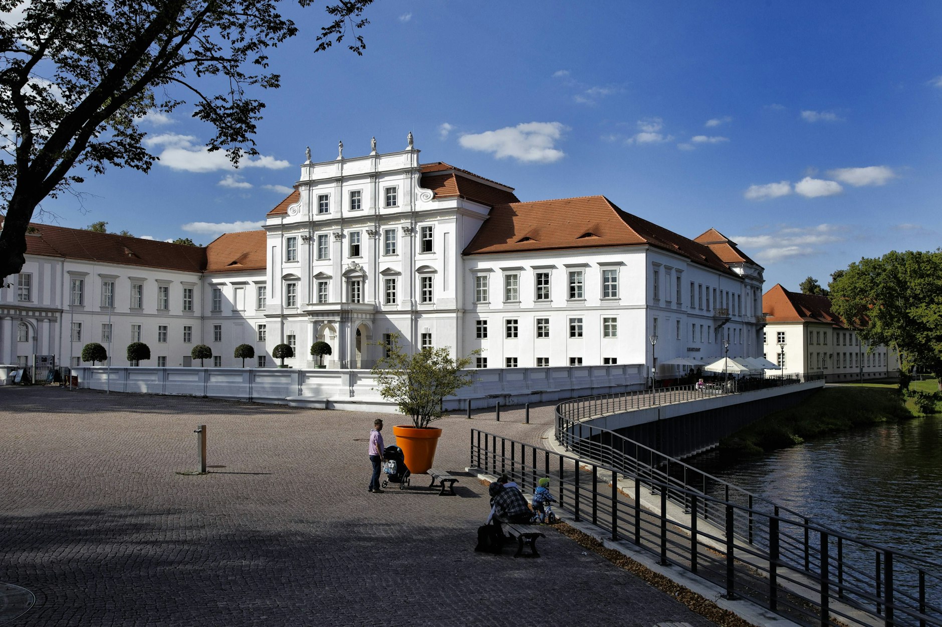 Frauen können im Schlossmuseum Oranienburg beim Speed-Dating teilnehmen.