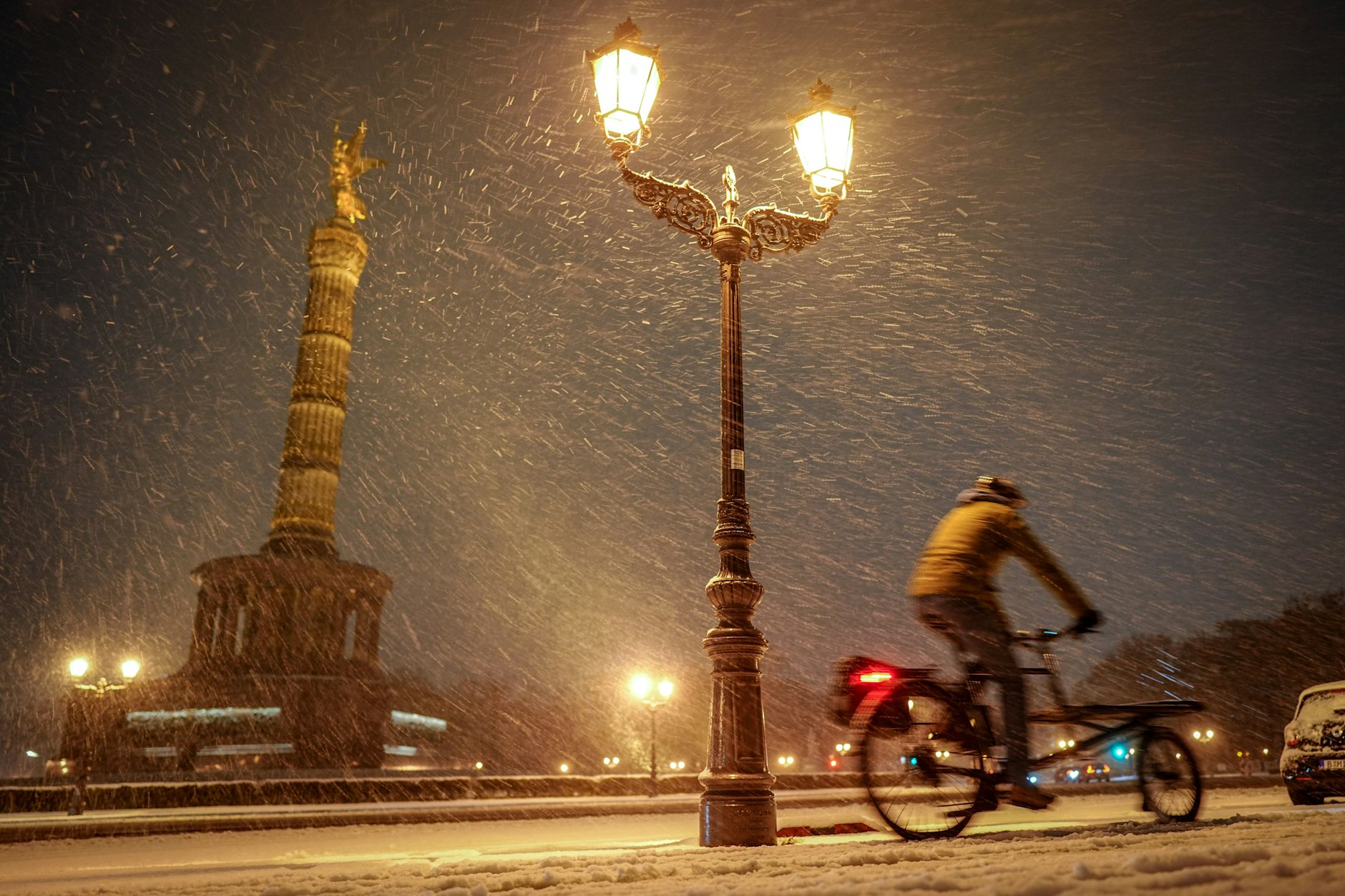 Ein Radfahrer bahnt sich den Weg durch den Schnee an der Siegessäule.