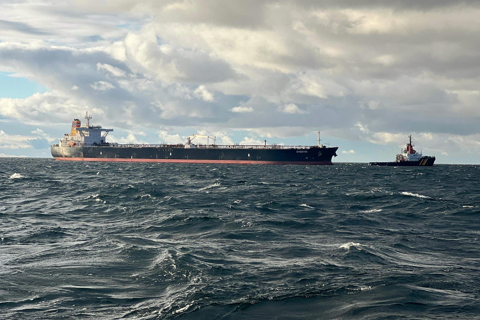 Der Tanker „Eventin“ treibt weiterhin vor der Insel Rügen.
