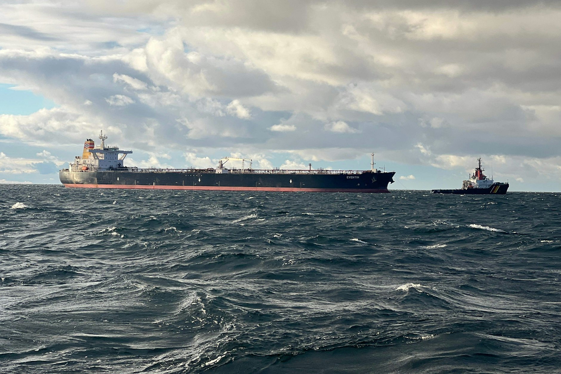 Der Tanker „Eventin“ treibt weiterhin vor der Insel Rügen.