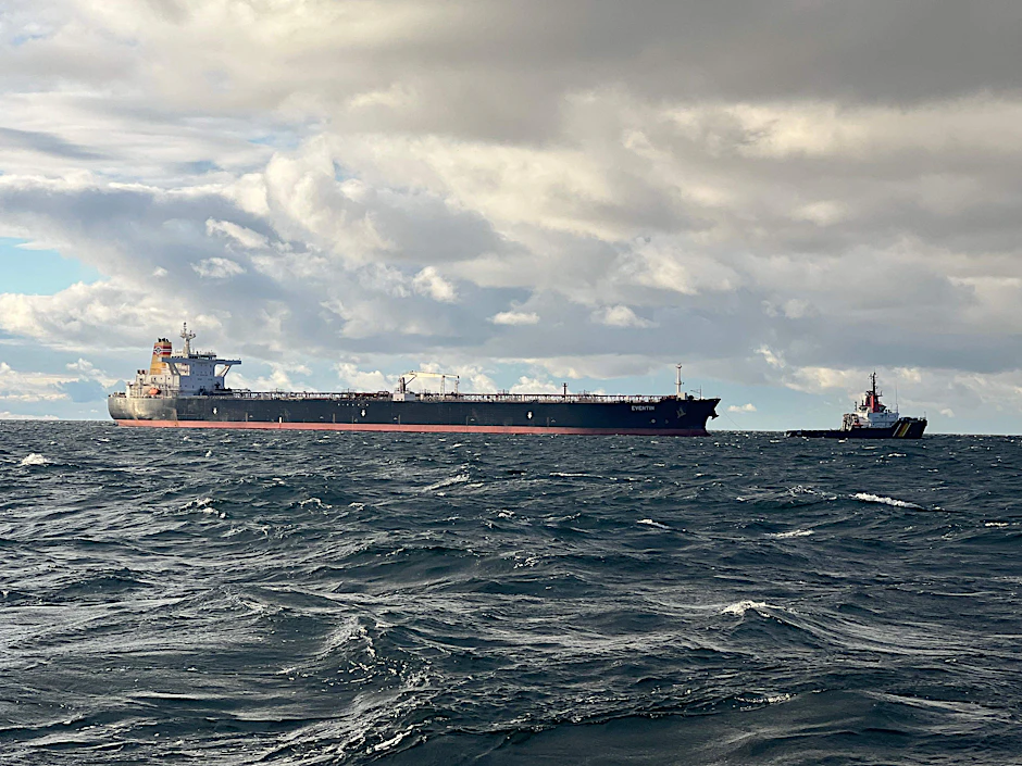 Der Tanker „Eventin“ treibt weiterhin vor der Insel Rügen.