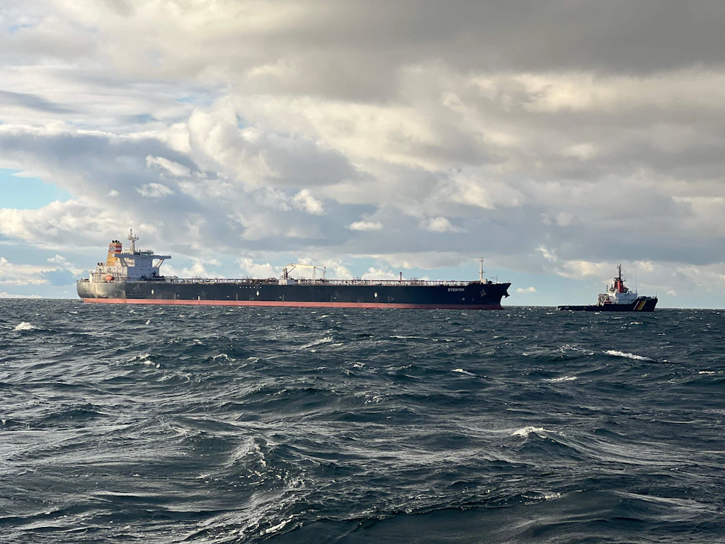 Russische Schattenflotte? Manövrierunfähiger Tanker treibt vor Rügen