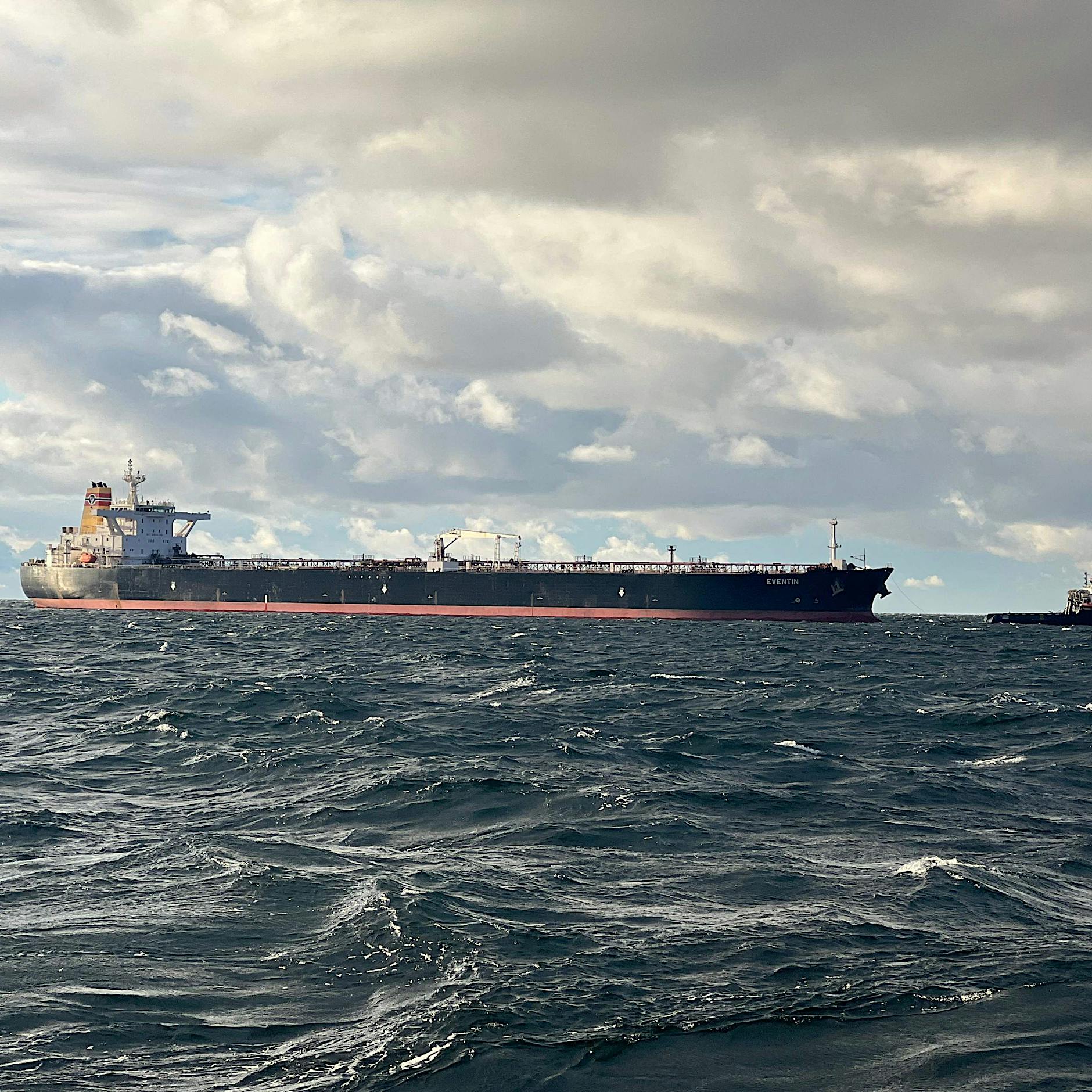 Russische Schattenflotte? Manövrierunfähiger Tanker treibt vor Rügen