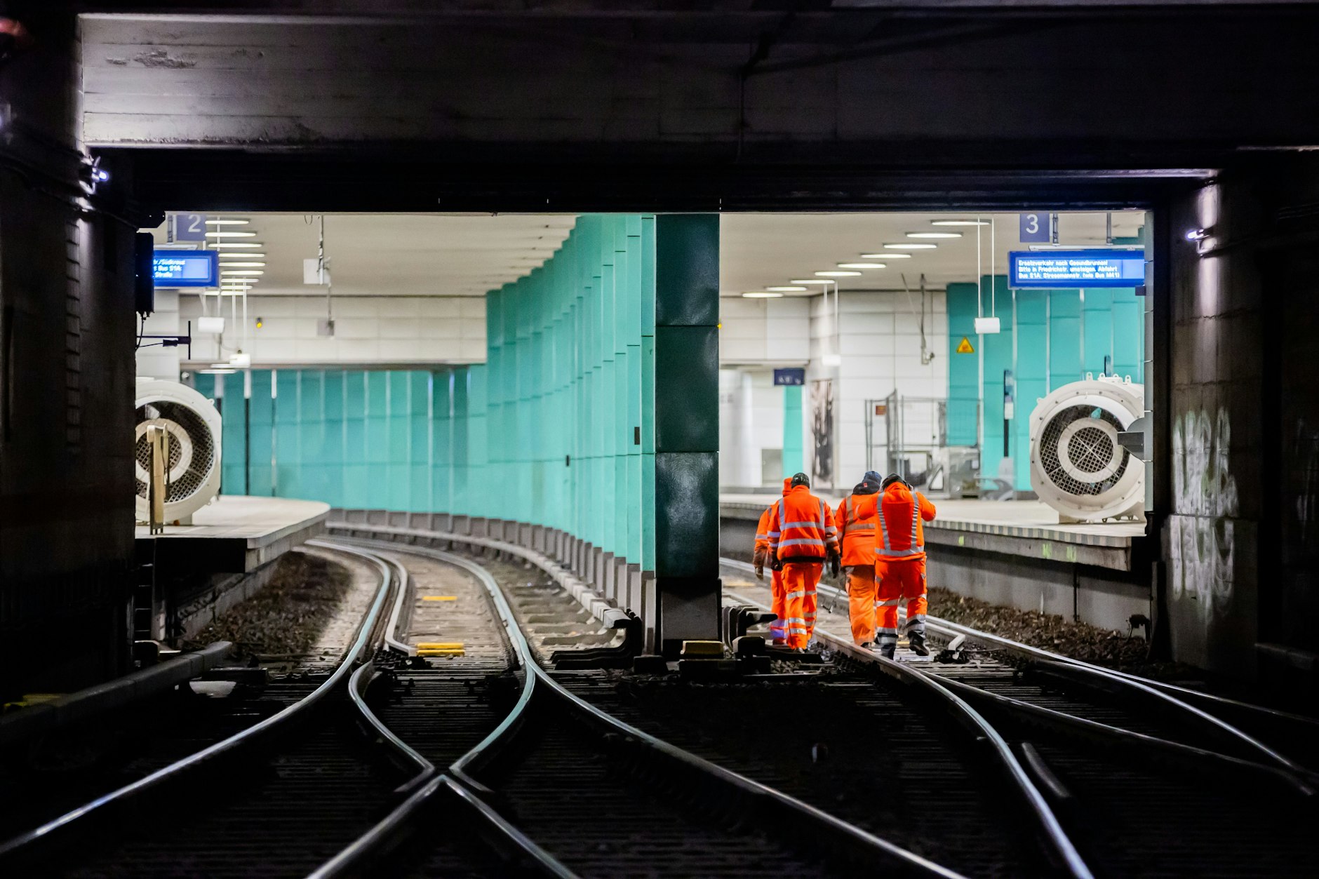 Im Nord-Süd-Tunnel der Berliner S-Bahn wird ab dem Wochenende wieder gearbeitet. Nachts fahren dort deshalb keine Züge.