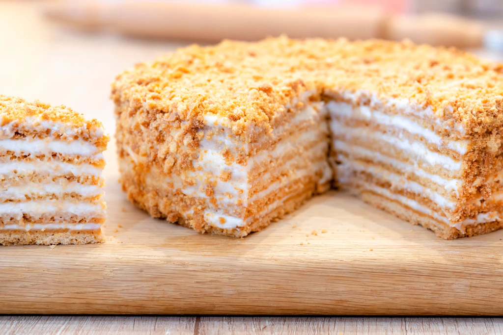 Kennen Sie Medovik? Omas geniales Rezept für die russische Honigtorte