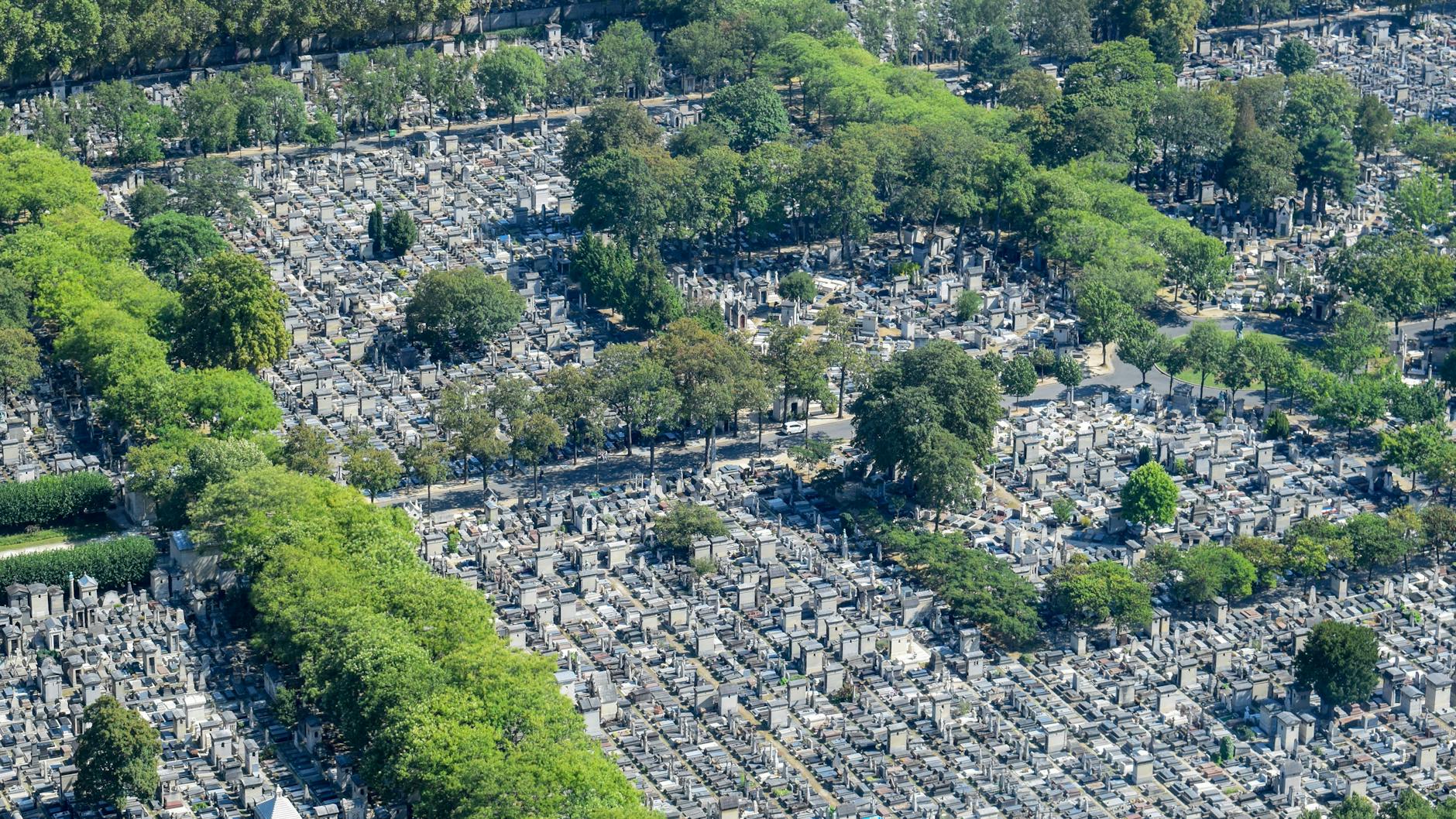 Der Père Lachaise ist einer der größten Friedhöfe in Paris - er liegt mitten in der Stadt, beherbergt die letzten Ruhestätten vieler Stars.