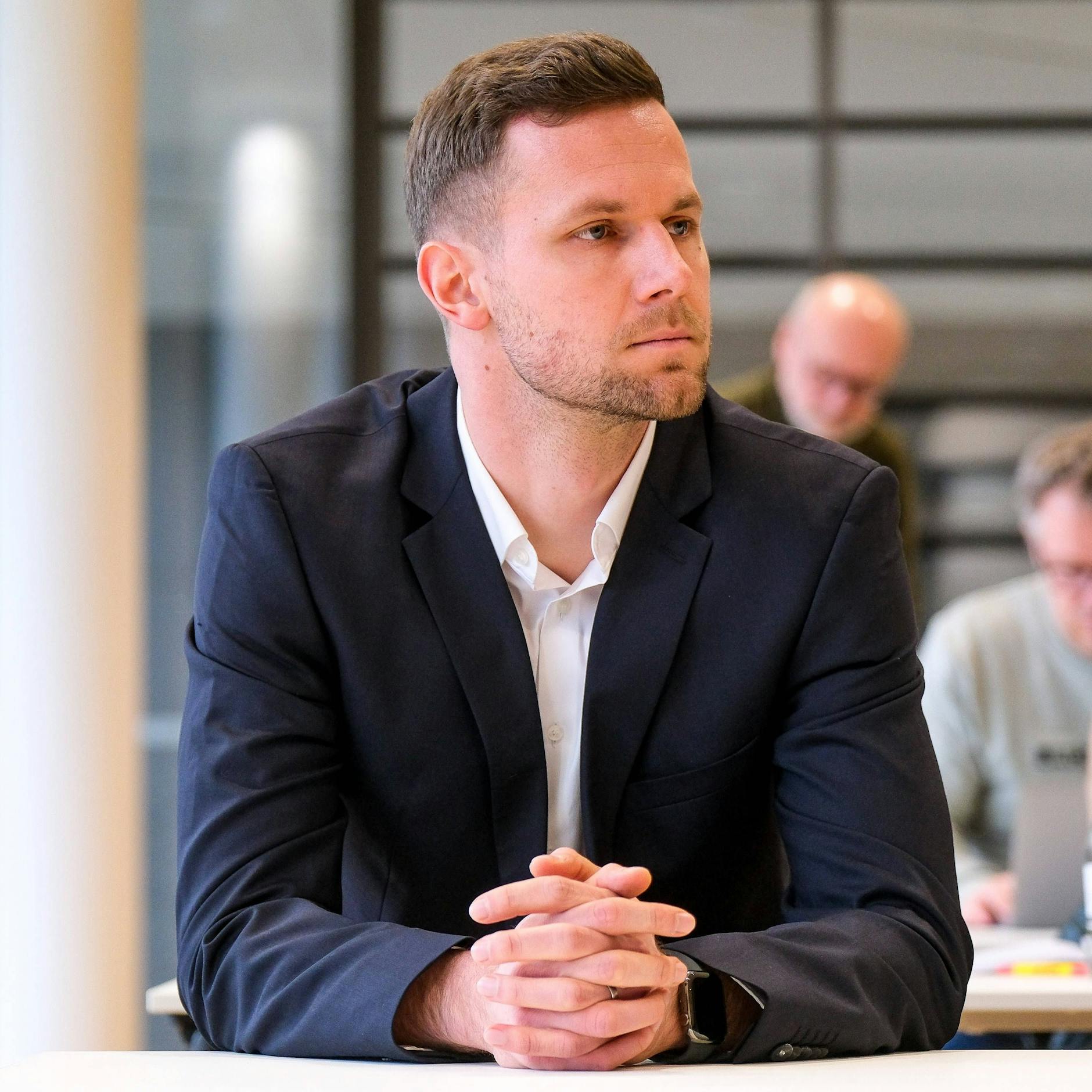 Bochums Torhüter Patrick Drewes sagte vor DFB-Sportgericht aus, dass er wegen des Feuerzeugwurfs beeinträchtigt war.
