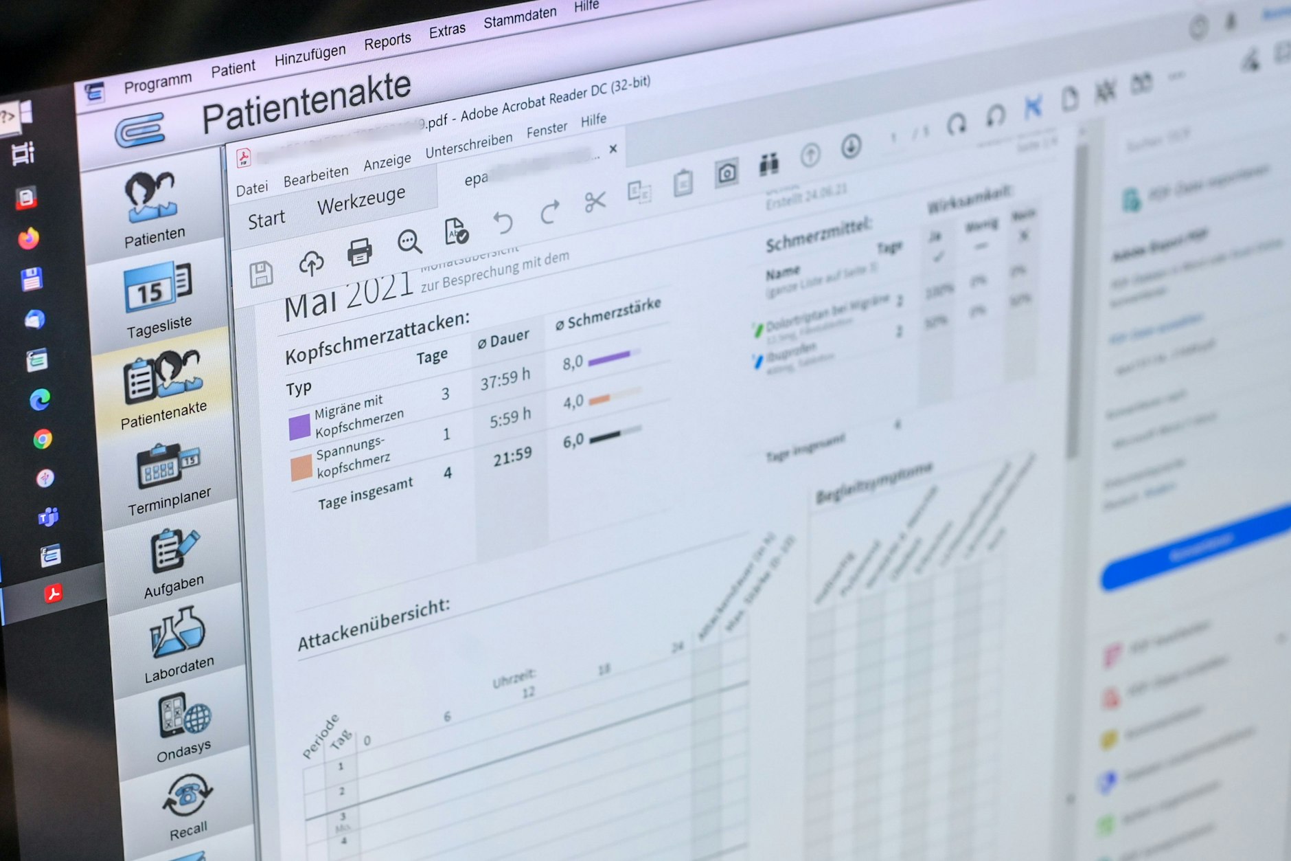 Auf einem Bildschirm ist eine elektronischen Patientenakte mit einem E-Rezept zu sehen.
