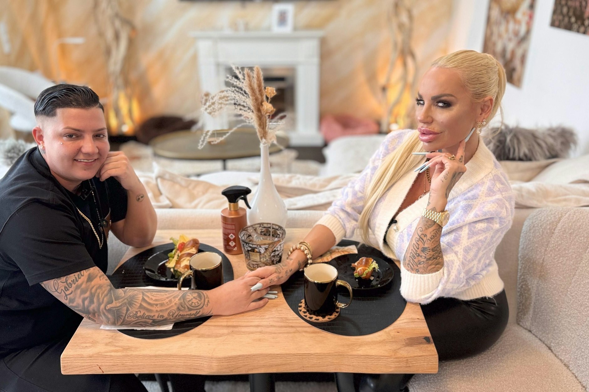 Gina-Lisa Lohfink zeigt sich mit ihrer damaligen Freundin La Missy in der Vox-Sendung „Wo die Liebe hinfällt“.