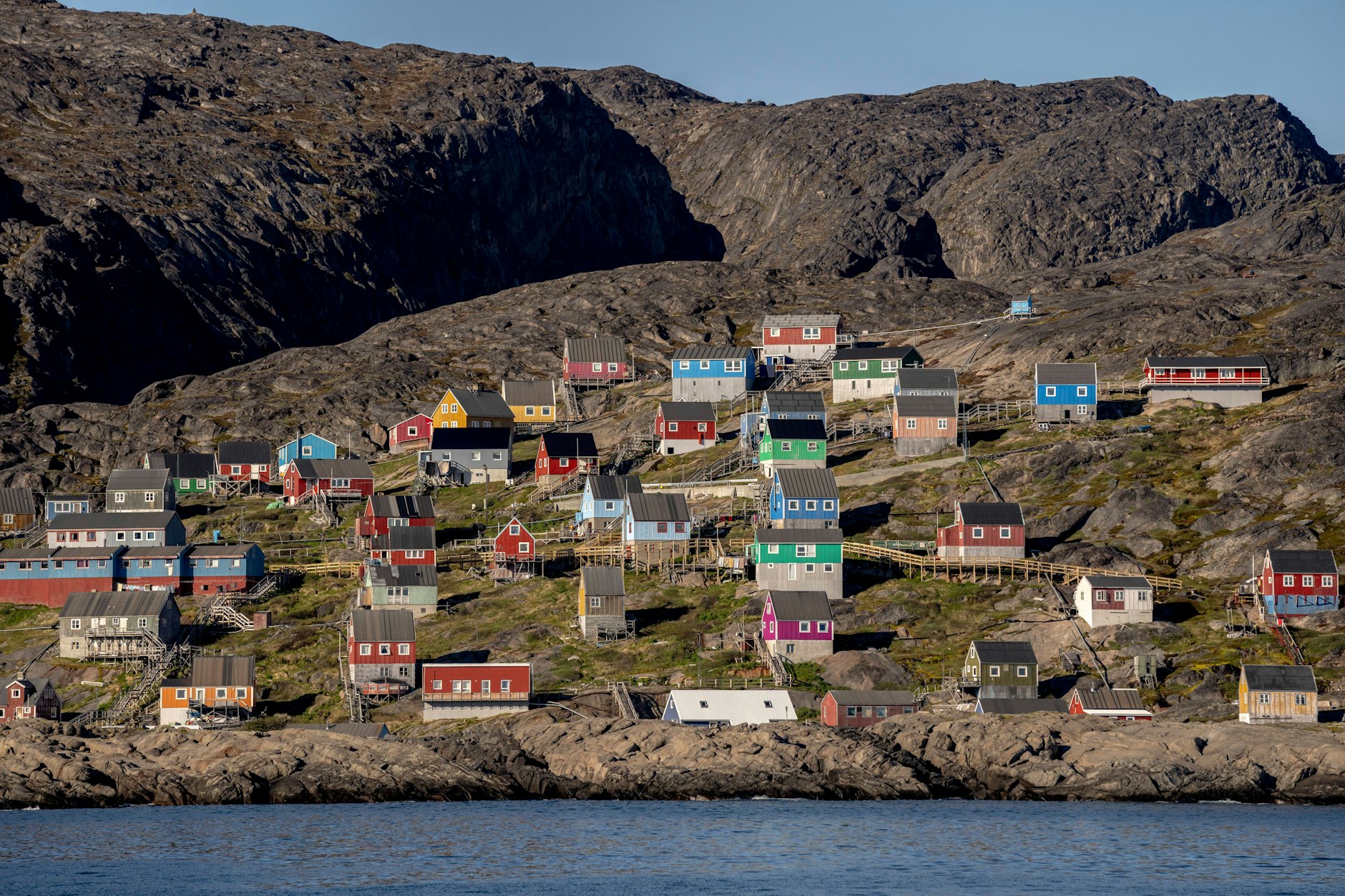 Ein Blick auf das Dorf Kangaamiut in Grönland am 3. Juli 2024