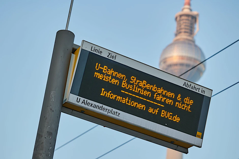 An einer Anzeigetafel einer Tramstation am Alexanderplatz wird im Februar 2024 auf einen Streik hingewiesen. Schon bald könnte es wieder soweit sein.