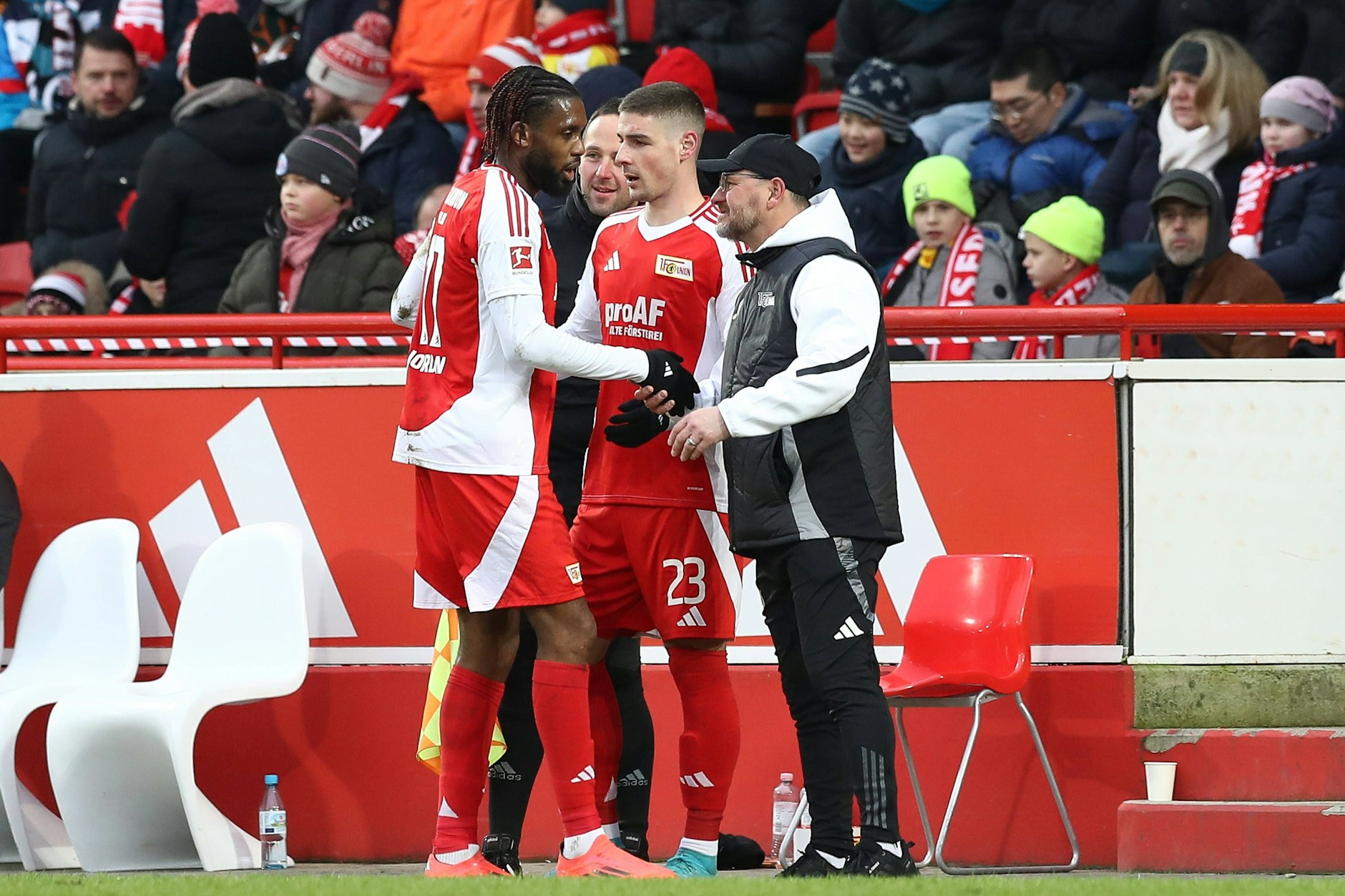 Steffen Baumgart (r.) verkündete am Freitag, dass Andrej Ilic (Mitte) erstmals in dieser Bundesliga-Saison im Kader der Eisernen stehen wird.