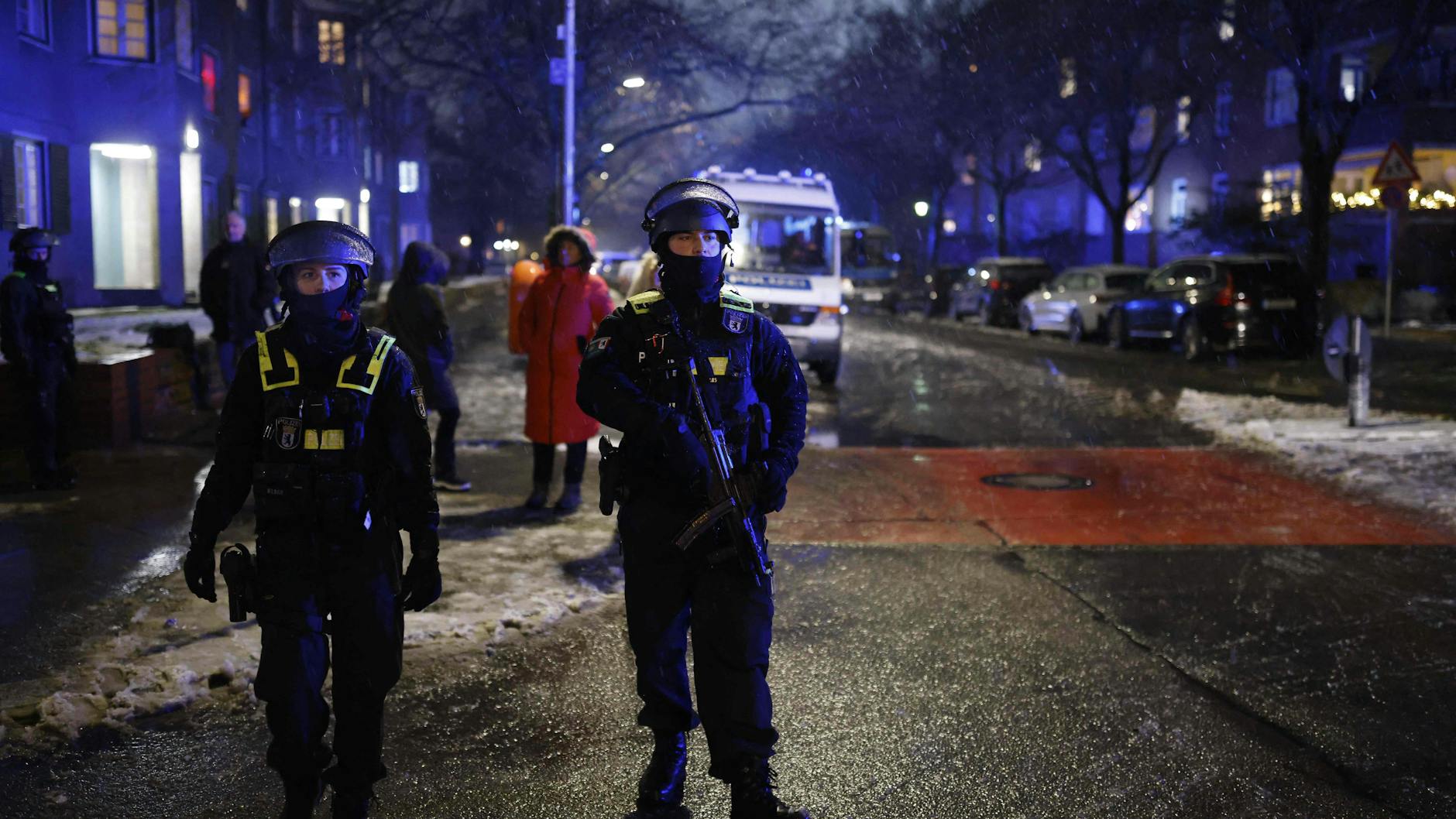 Rund um den Einsatzort kommt es zu Straßensperrungen. Am frühen Abend wurde an einer Grundschule in Schmargendorf Amok-Alarm ausgelöst.
