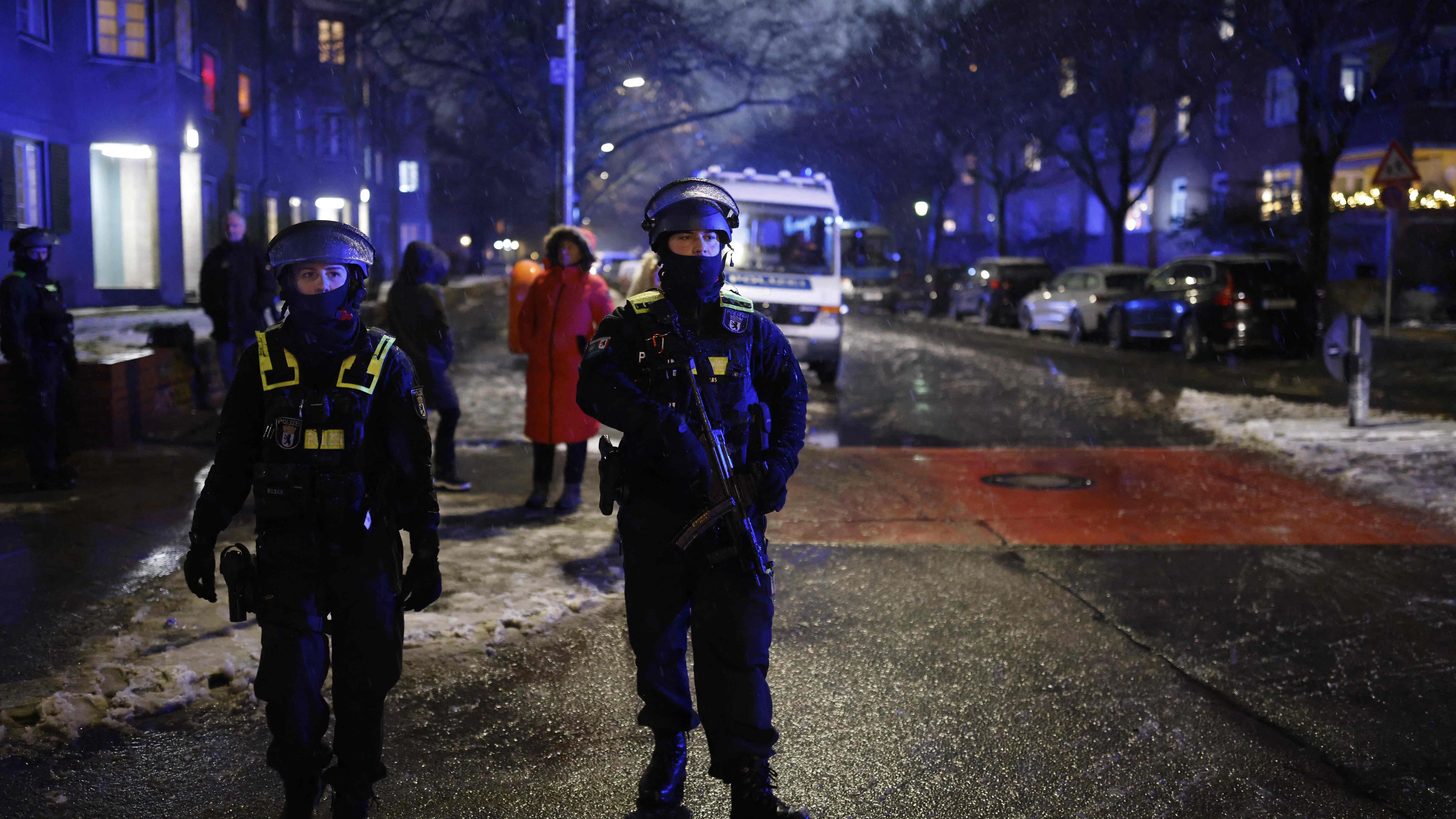 Rund um den Einsatzort kommt es zu Straßensperrungen. Am frühen Abend wurde an einer Grundschule in Schmargendorf Amok-Alarm ausgelöst.
