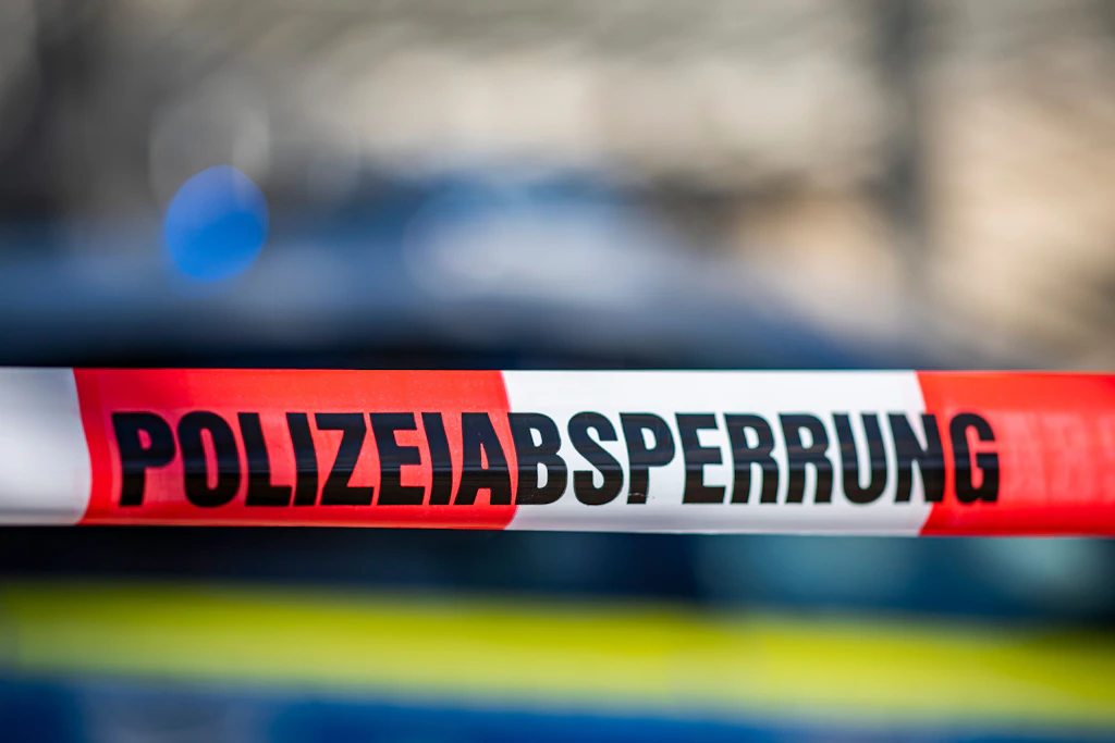 Polis aktörleri ve karısını suratından bıçaklayan bir adam