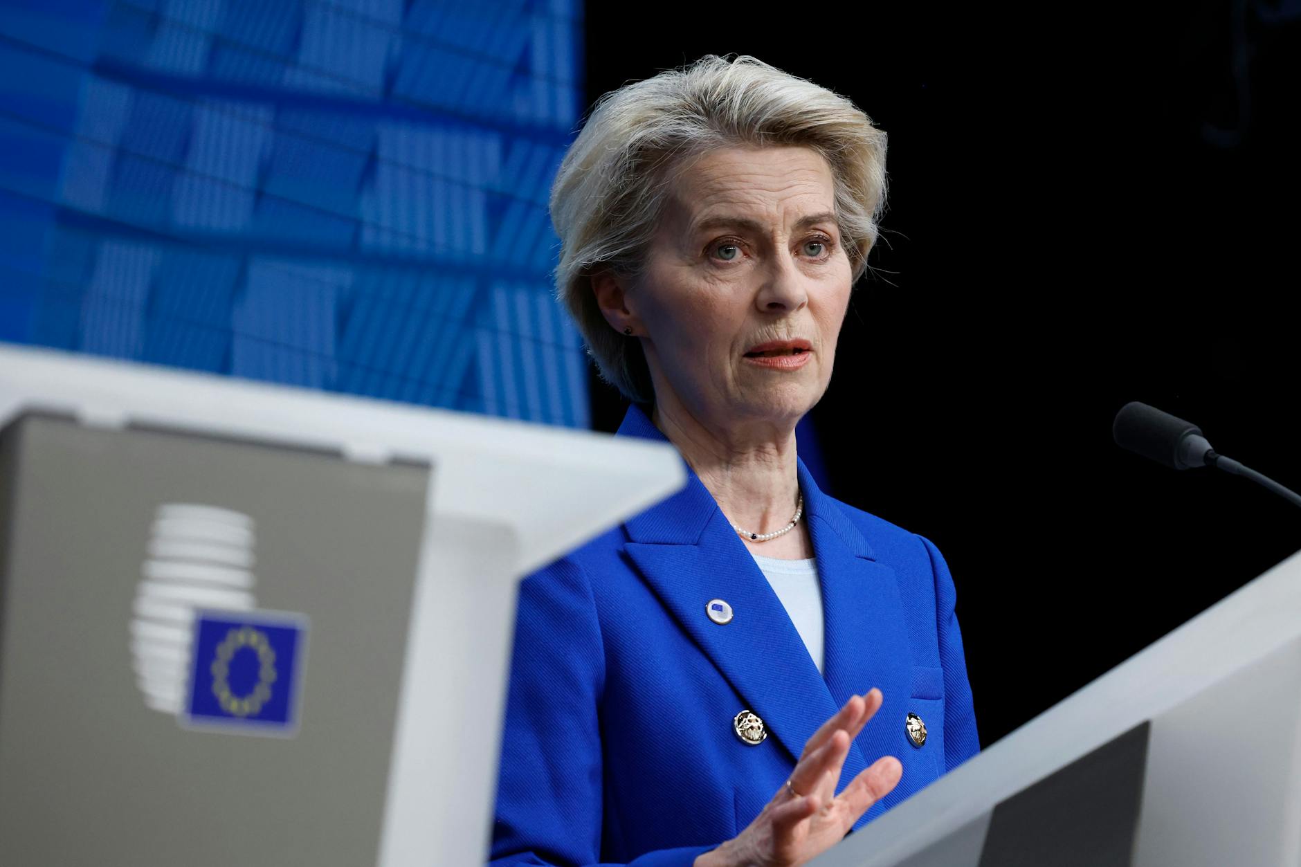 Die Präsidentin der Europäischen Kommission, Ursula von der Leyen, spricht auf einer Pressekonferenz.