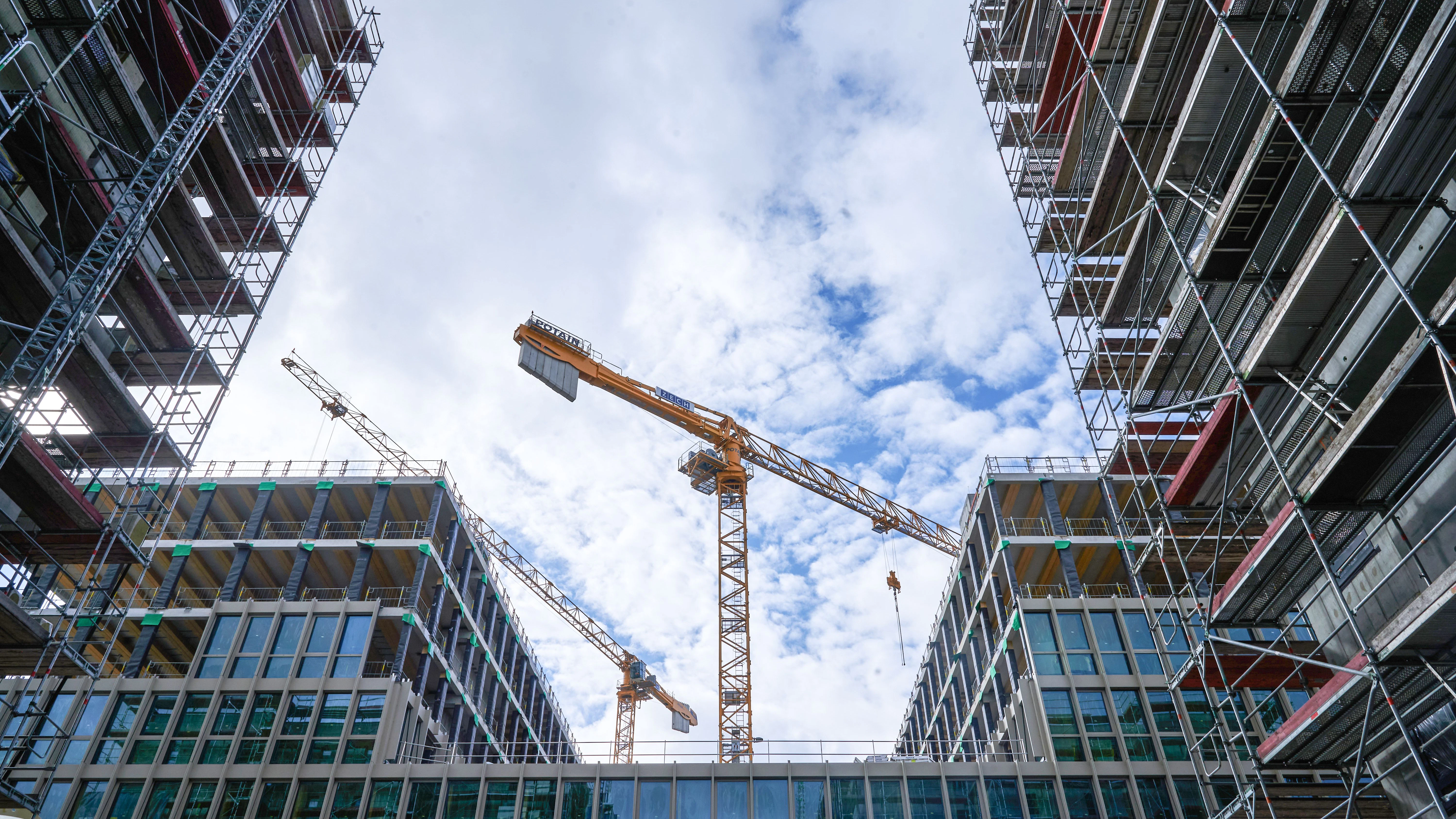 Kräne stehe auf der Baustelle eines Neubauprojektes der Degewo am Halleschen Ufer.
