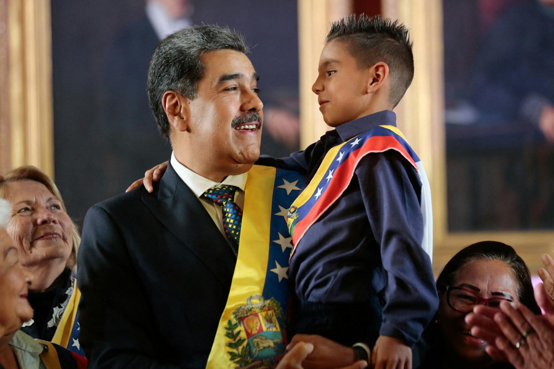 Der venezolanische Präsident Nicolás Maduro inszeniert sich mit einem Kind auf dem Arm, nachdem er seinen Amtseid abgelegt hatte.