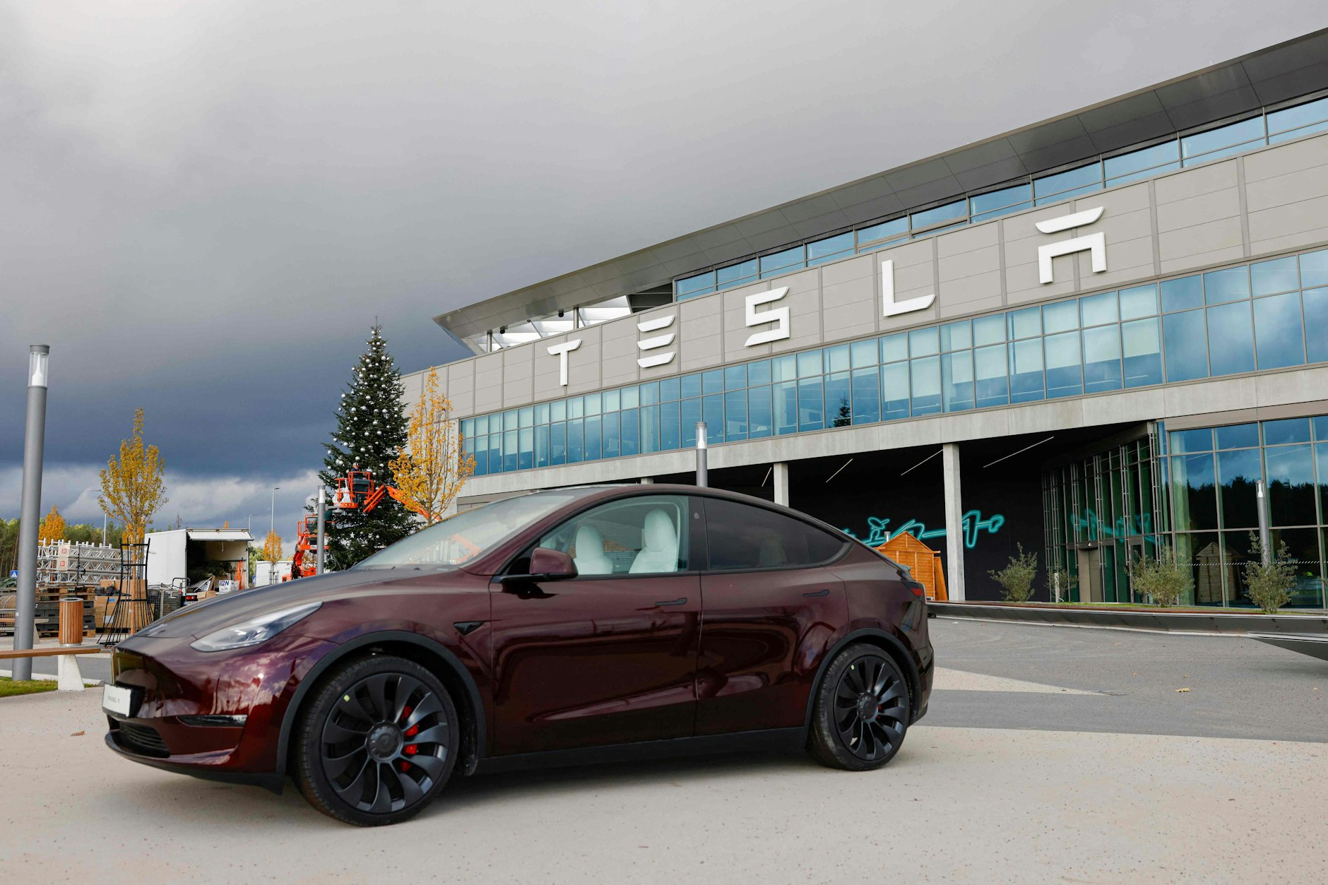 Ein Tesla vor der Gigafactory in Grünheide bei Berlin.