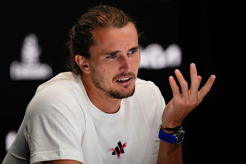 Alexander Zverev spricht während einer Pressekonferenz vor den Australian Open.