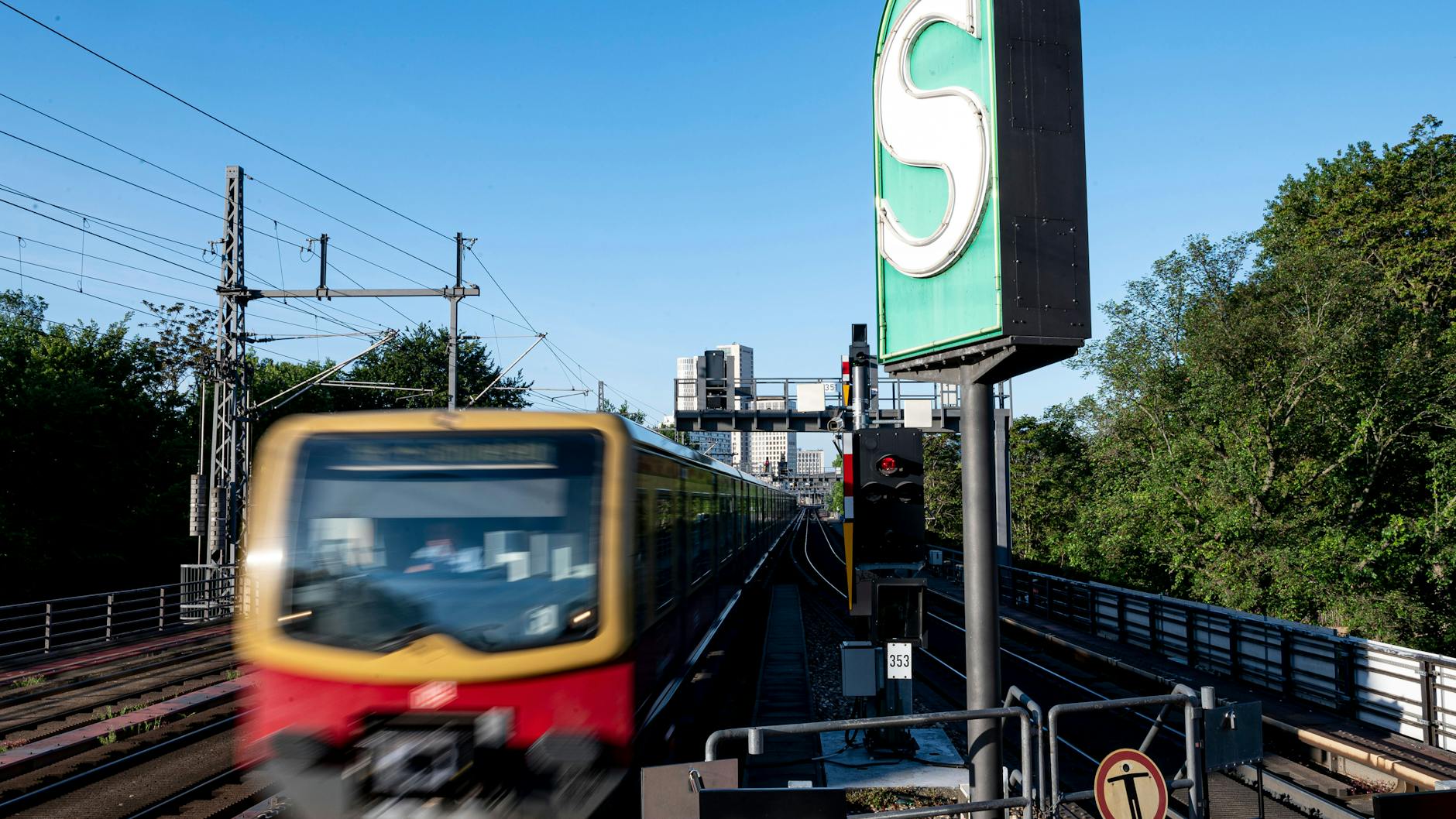 Die S2 fährt am Wochenende nur von Blankenfelde bis Südkreuz und von Treptower Park über Bornholmer Straße bis Bernau.
