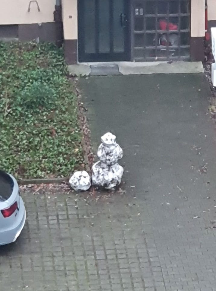 Ein Berliner Schneemann hofft auf kältere Tage, danke für die nette Aufnahme, Bri Bruh!