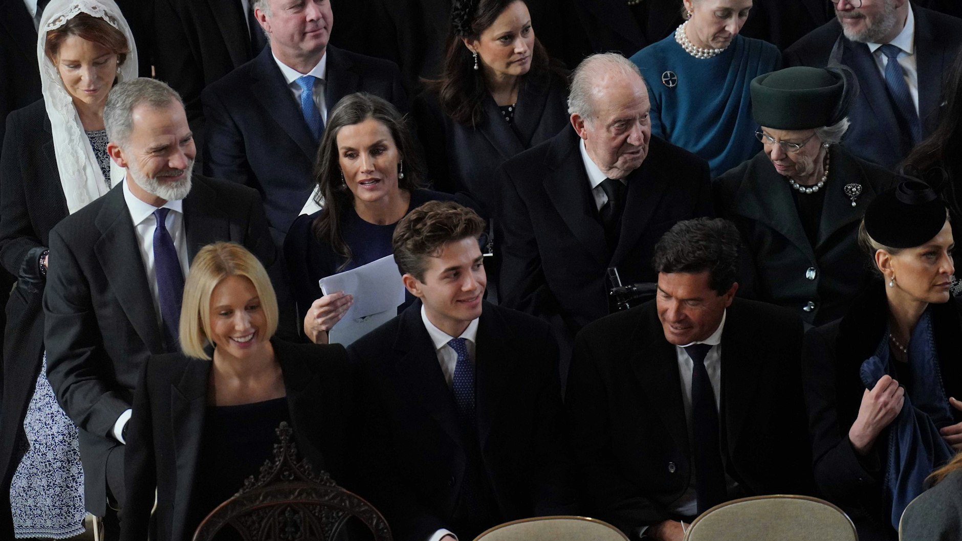 Der spanische König Felipe, daneben seine Frau Letizia. Anderen Seite Juan Crarlos, aber ohne Sofía.