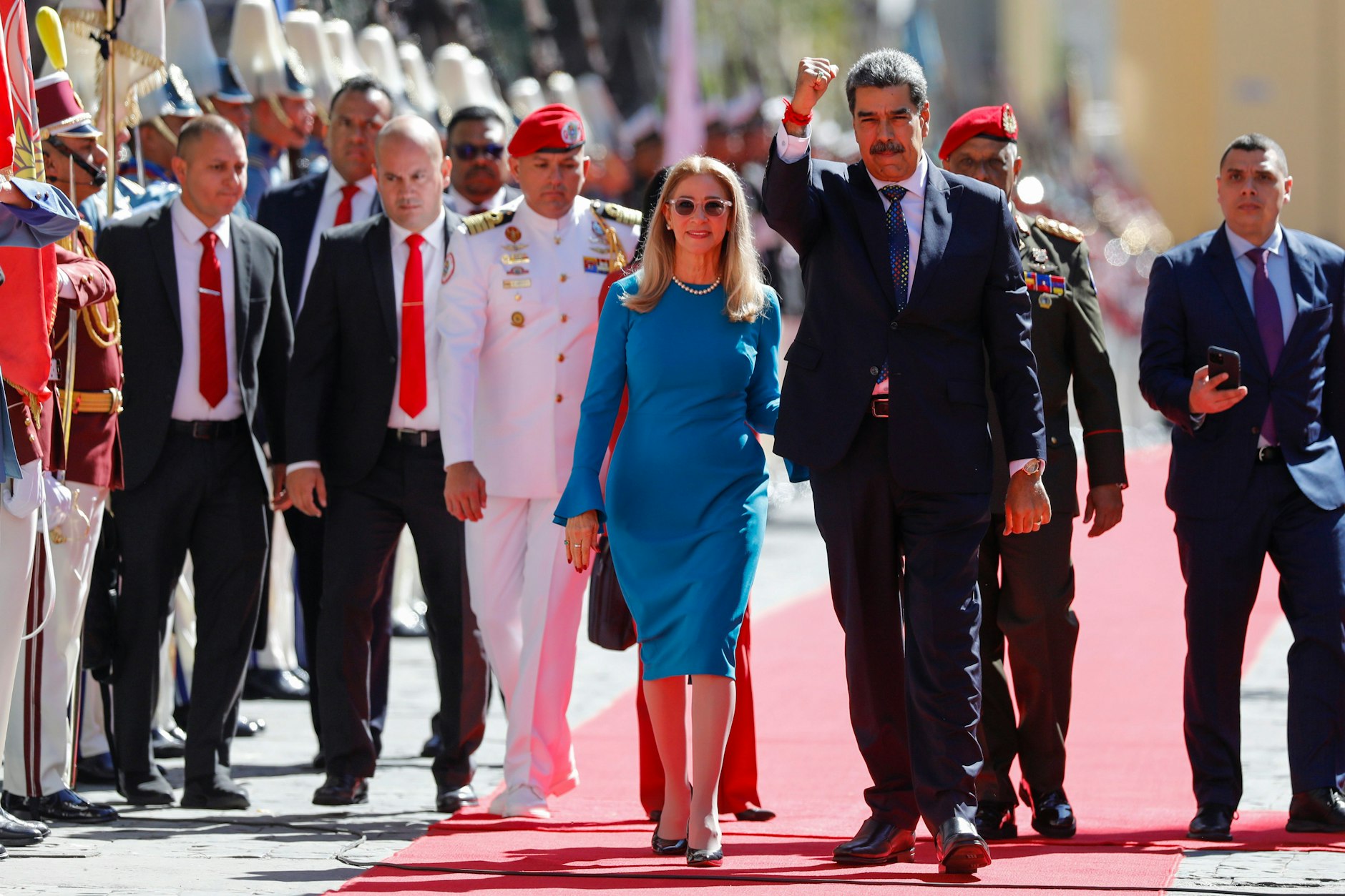 Der venezolanische Präsident Nicolás Maduro und seine Frau Cilia Flores kommen zur Vereidigungszeremonie für eine dritte Amtszeit in Caracas.