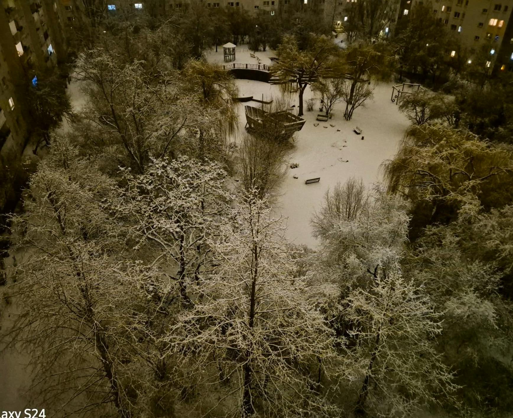 Ein Berliner Innenhof im Wintertraum.