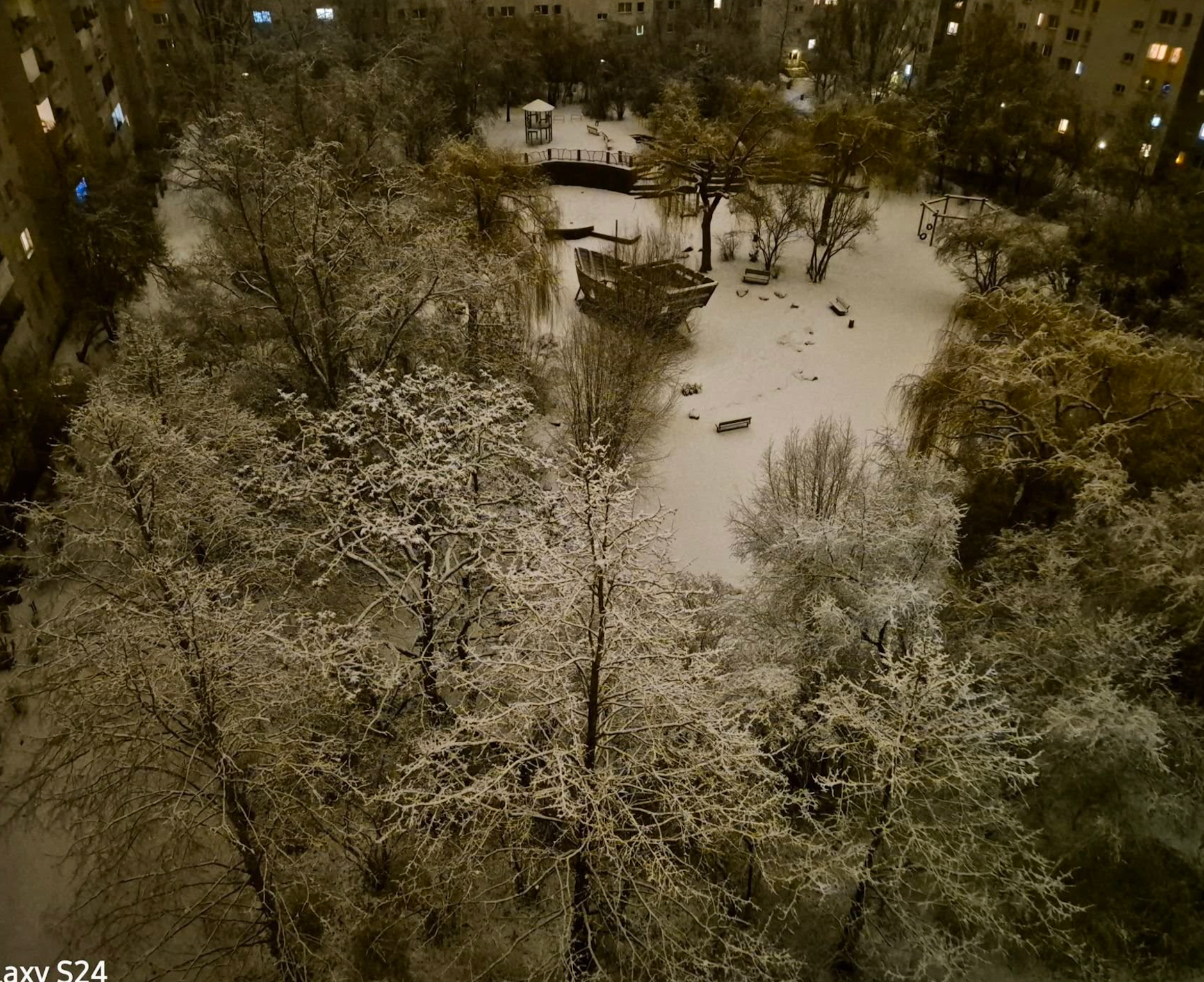 Ein Berliner Innenhof im Wintertraum.
