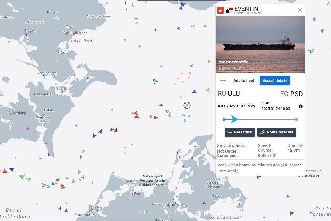 Die Online-Live-Daten von „Marinetraffic“ zeigen: Das Schiff ist manövrierunfähig.