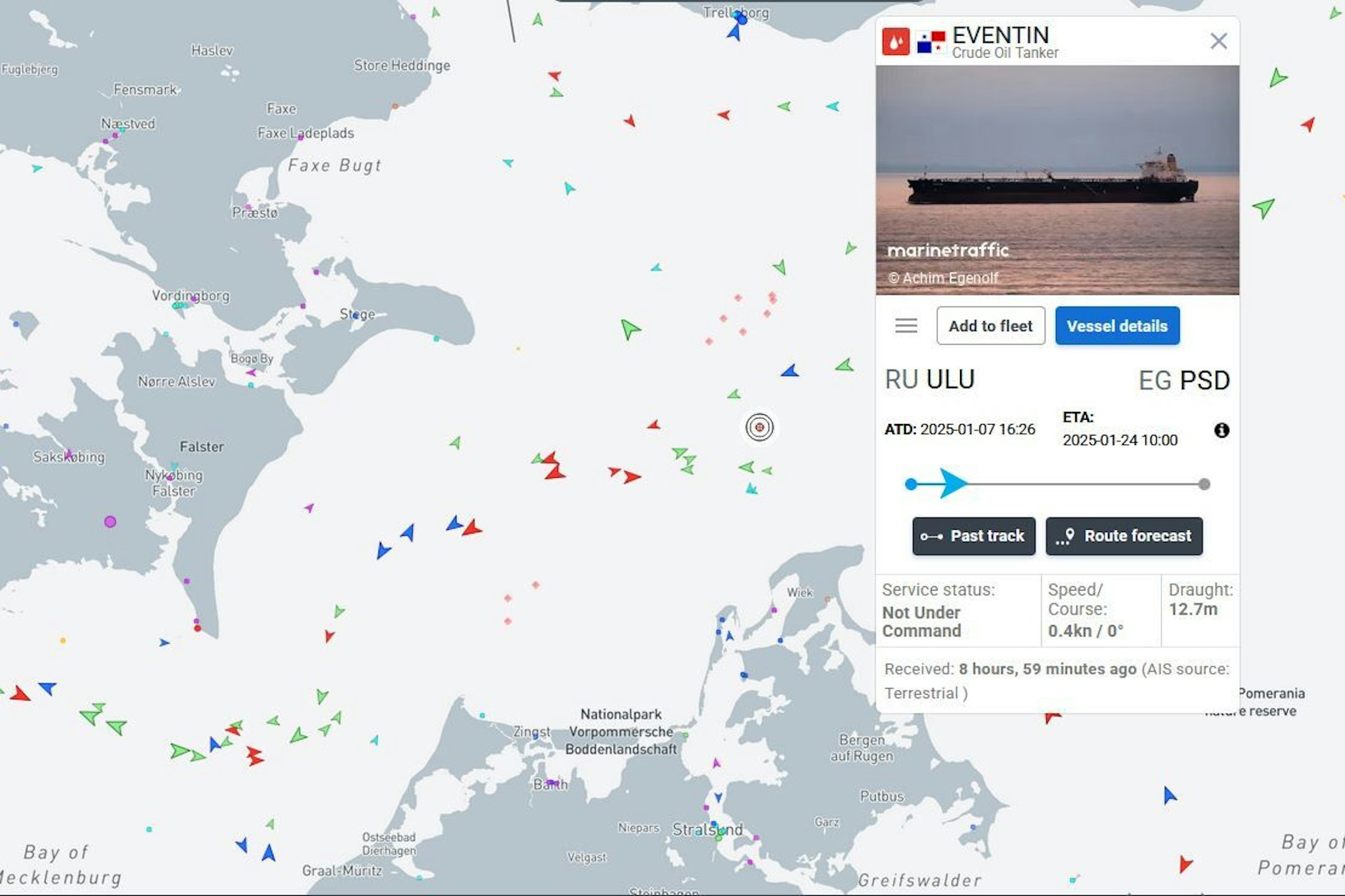 Die Online-Live-Daten von „Marinetraffic“ zeigen: Das Schiff ist manövrierunfähig. 