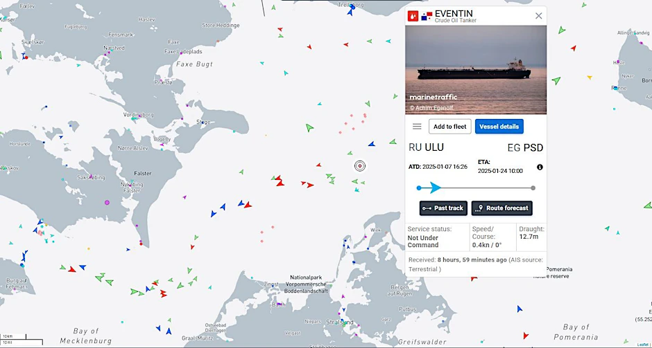 Die Online-Live-Daten von „Marinetraffic“ zeigen: Das Schiff ist manövrierunfähig. 